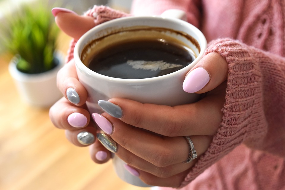 La pose à ongle gel.